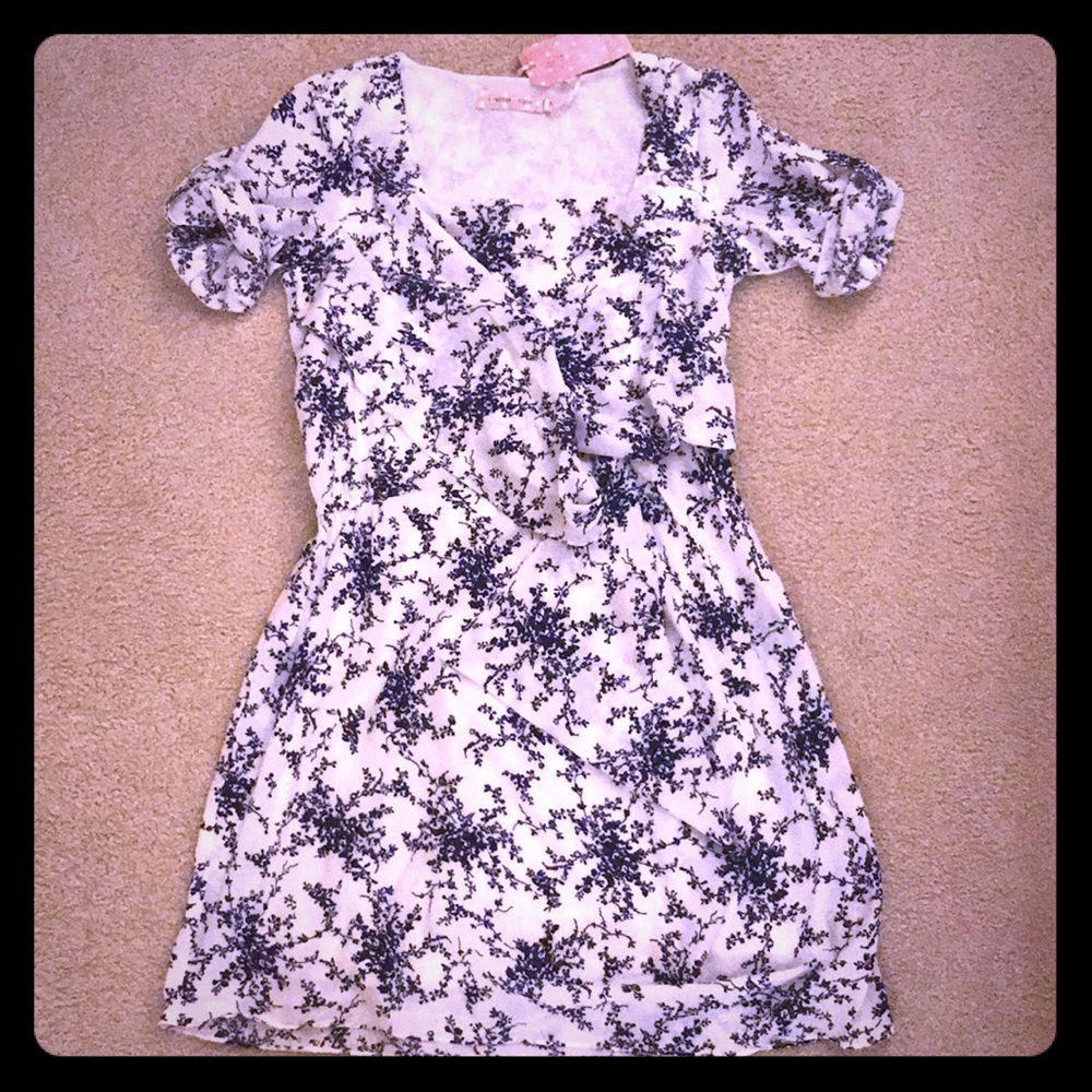 Navy & White Floral Dress，Traffic People， ASOS